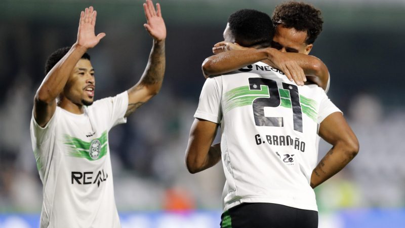 Coritiba empresta atacante Brandão para clube europeu