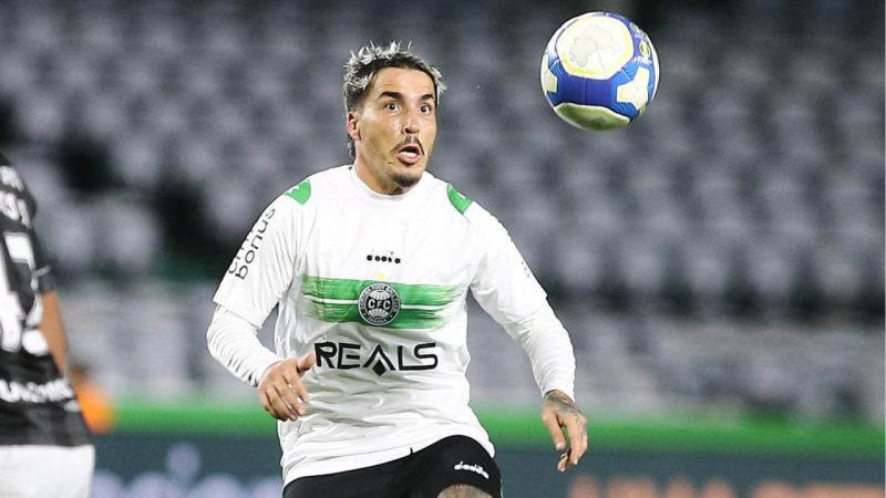 Meia do Coritiba explica por que ficou fora de amistoso contra o Santos