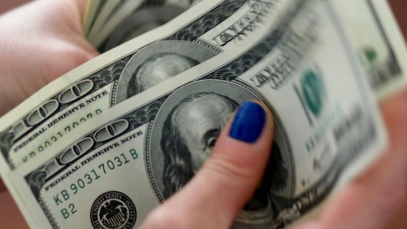 Dólar cai para R$ 5,56 com possível recuo em tarifaço nos EUA