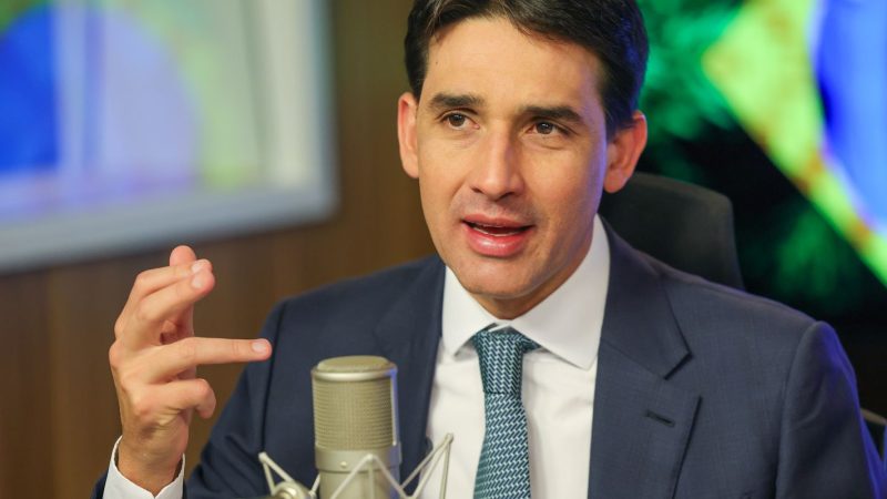 Fusão da Gol com a Azul deve ser concluída em 12 meses, diz ministro