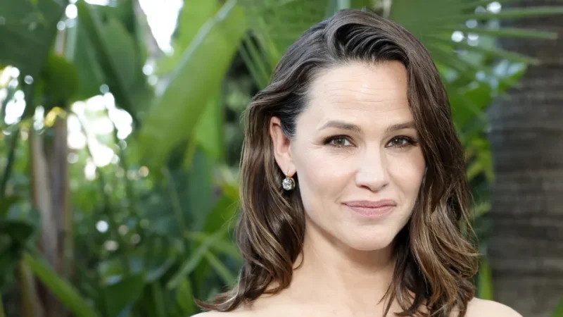 Jennifer Garner ‘arregaça as mangas’ e ajuda a servir refeições