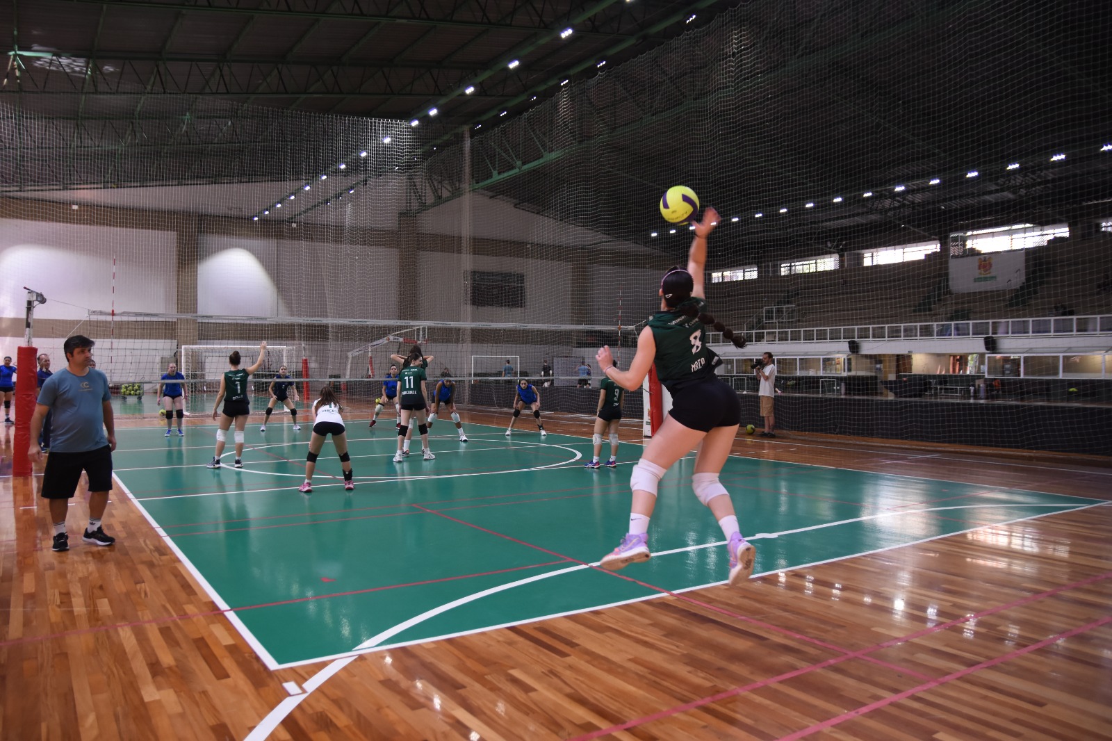 Jovens talentos disputam vaga no vôlei feminino