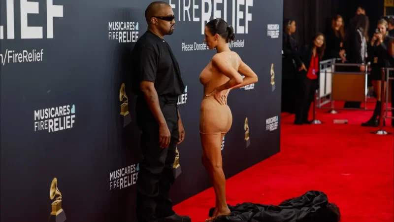 Kanye West põe à venda peça de roupa transparente usado pela esposa no Grammy