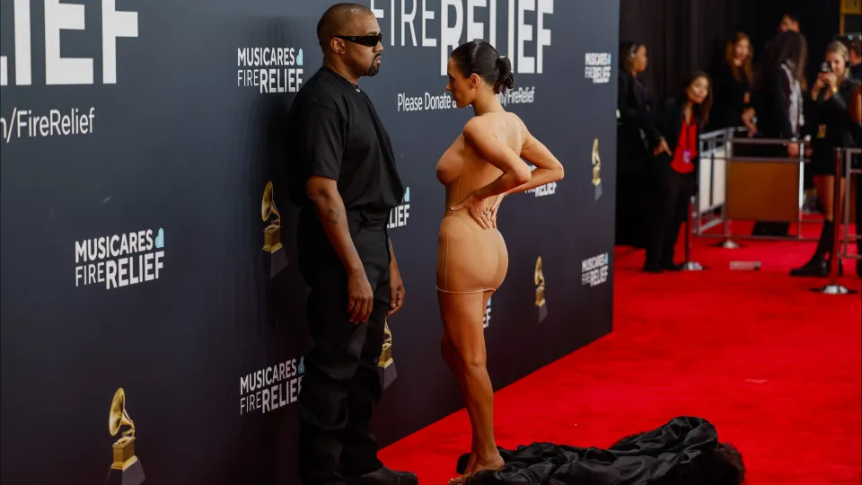 Kanye West põe à venda peça de roupa transparente usado pela esposa no Grammy