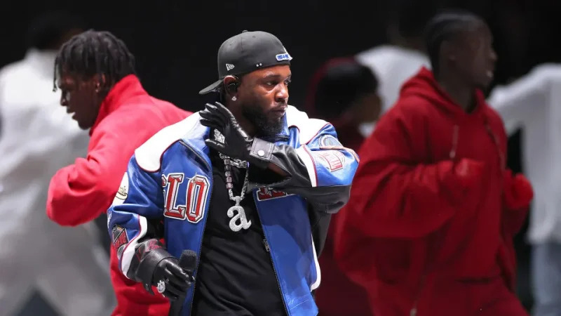 Kendrick Lamar leva ‘Not Like Us’ ao Super Bowl em show com o rap das ruas