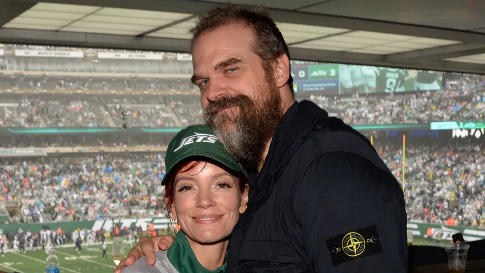 Lily Allen se interna após fim de casamento com ator de ‘Stranger Things’