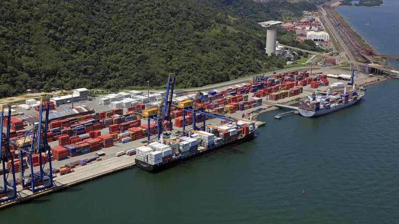 Lula assina concessão do terminal portuário de Itaguaí
