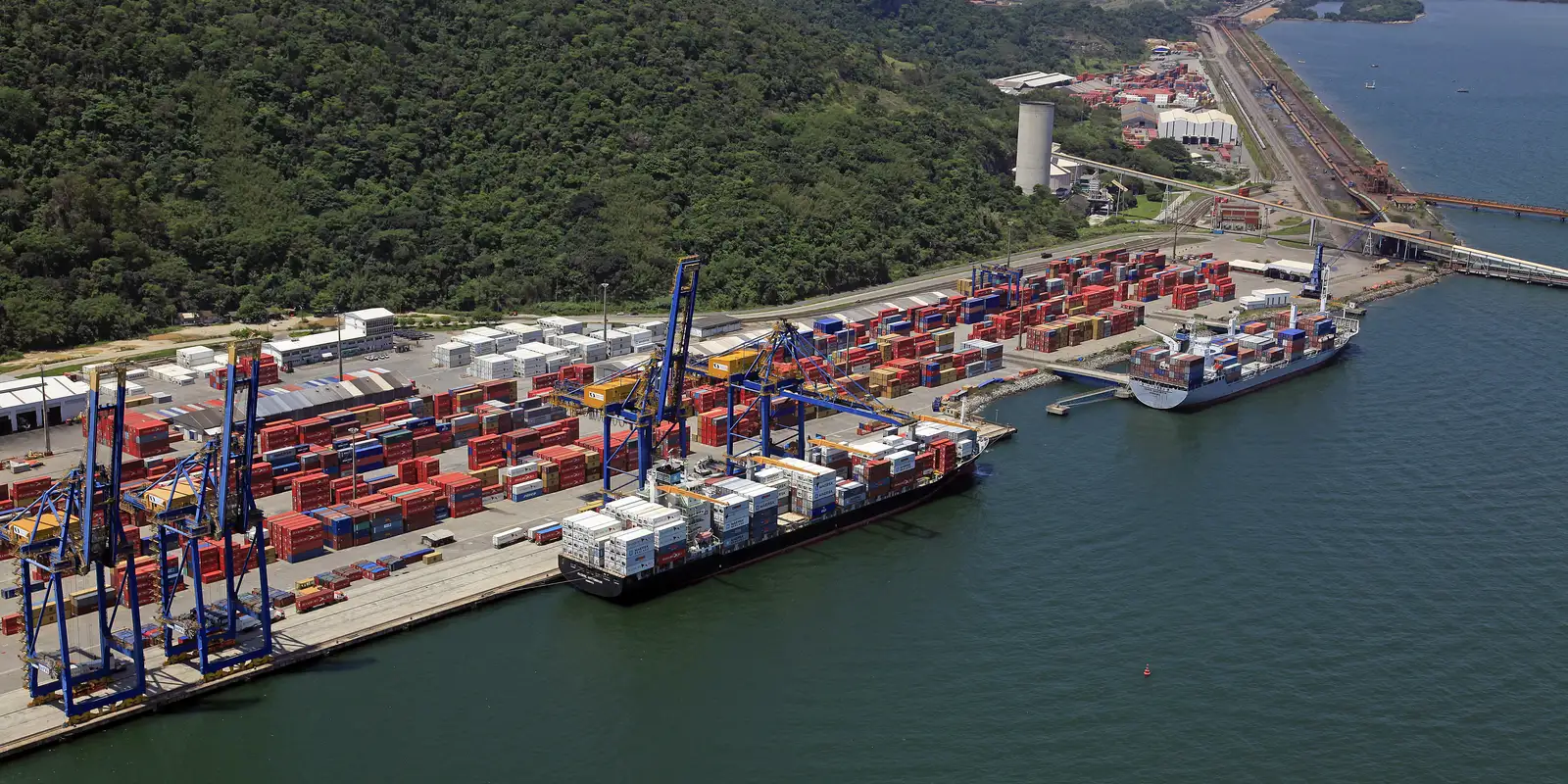 Lula assina concessão do terminal portuário de Itaguaí