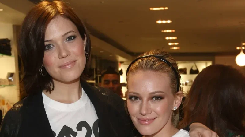 Mandy Moore e família se abrigam na casa de Hilary Duff após incêndios