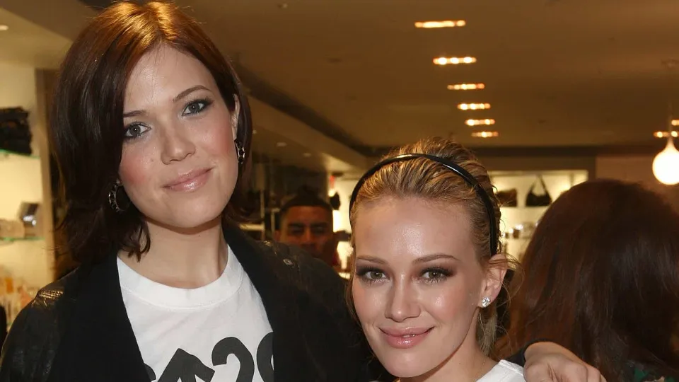 Mandy Moore e família se abrigam na casa de Hilary Duff após incêndios