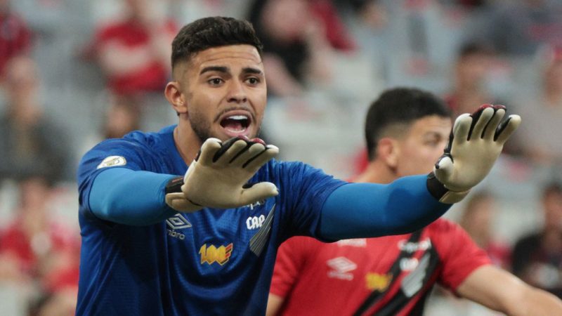 Mycael explica curtida em post de Neymar sobre sintético