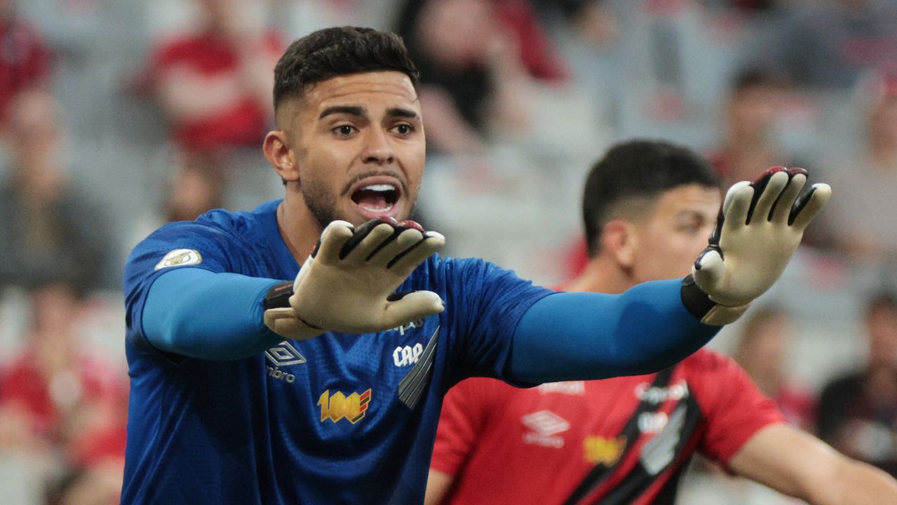 Mycael explica curtida em post de Neymar sobre sintético