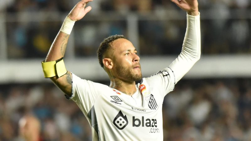 Neymar ‘apanha’, leva susto e Santos tropeça na reestreia do craque