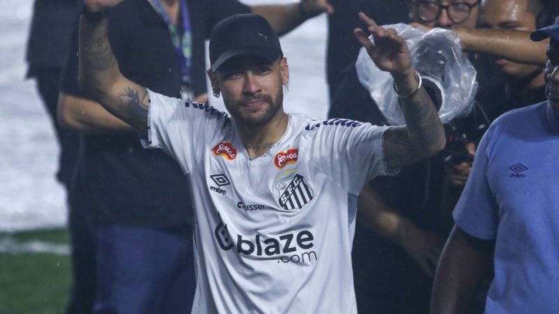 Neymar volta ao Santos e é abraçado pela torcida na chuva