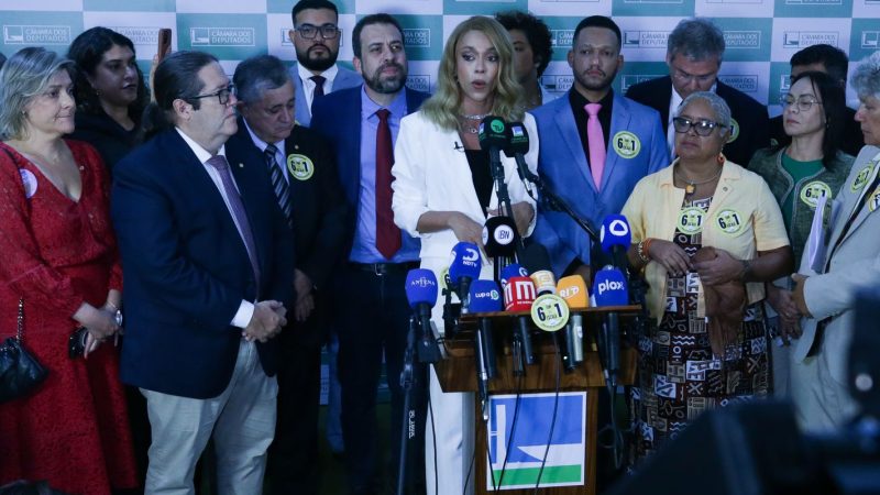 PEC contra escala 6×1 é protocolada na Câmara com 234 assinaturas 