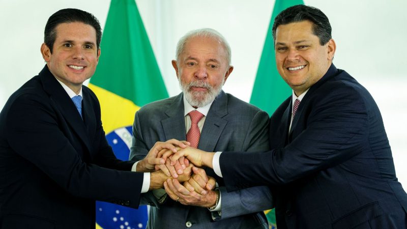 “Sou amigo dos dois”, diz Lula sobre novos presidentes do Legislativo