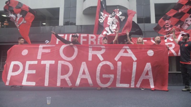 Torcida cobra saídas de Petraglia e Márcio Lara