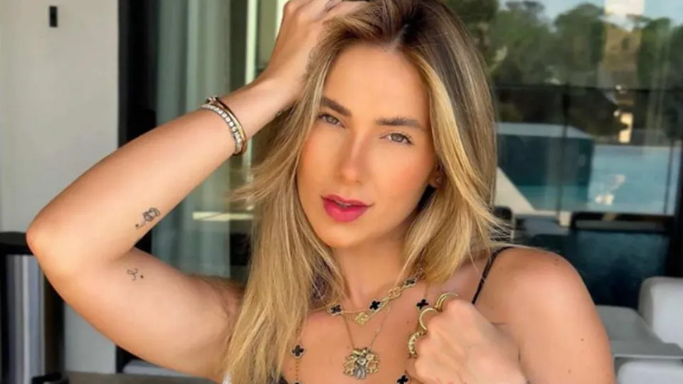 Virginia Fonseca retira hérnia umbilical e passa por mastopexia