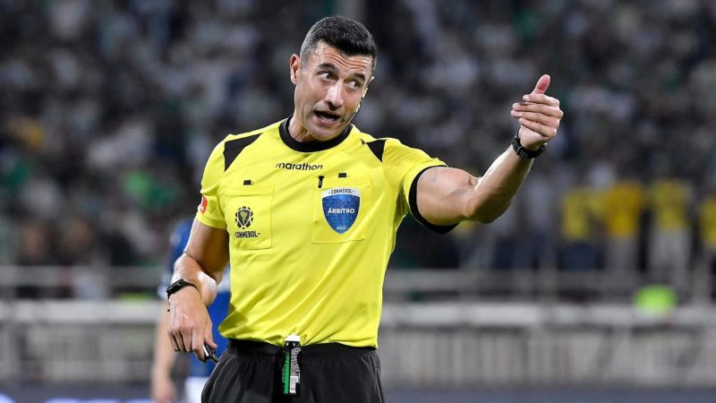 árbitro se envolve em polêmica em jogo do Barra