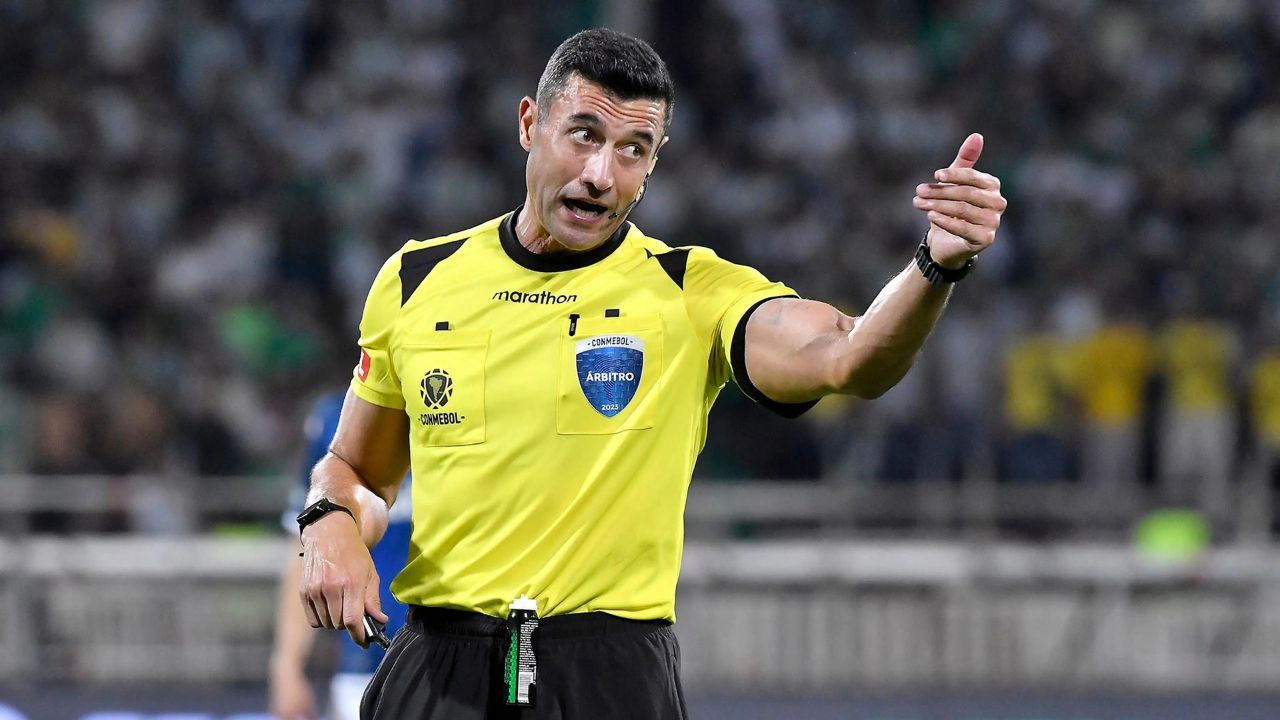 árbitro se envolve em polêmica em jogo do Barra