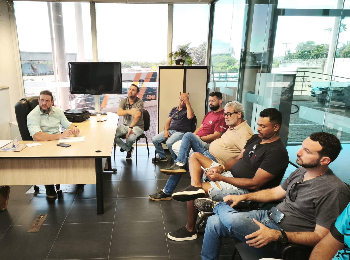 Secretário de Mobilidade recebe representantes de autoescolas de Sumaré
