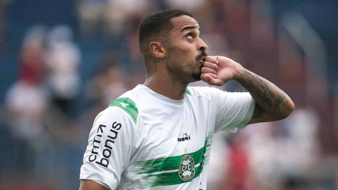 Artilheiro do Coritiba alerta sobre pressão no clube