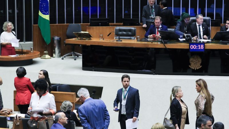 Câmara aprova atendimento prioritário para mães e pais atípicos no SUS