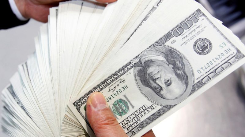 Dólar desaba após tarifas de Trump e atinge menor valor em seis meses