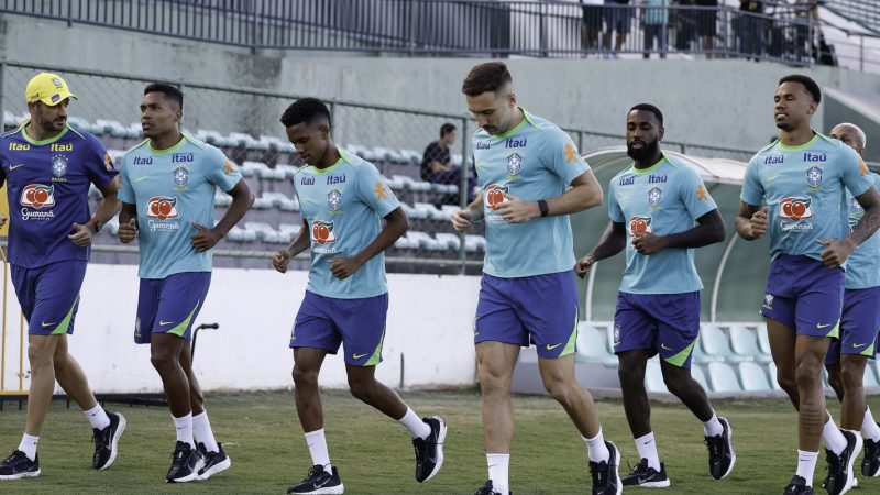 Eliminatórias: Dorival comanda primeiro treino com grupo completo