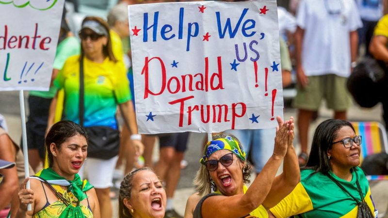 Em ato no Rio de Janeiro, Bolsonaro afirma que não fugirá do país