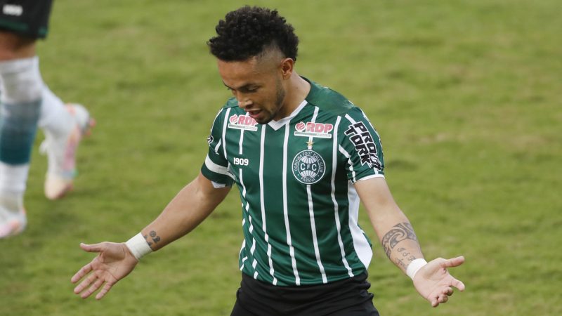 Ex-Coritiba é confundido com Raphinha e vira alvo de argentinos
