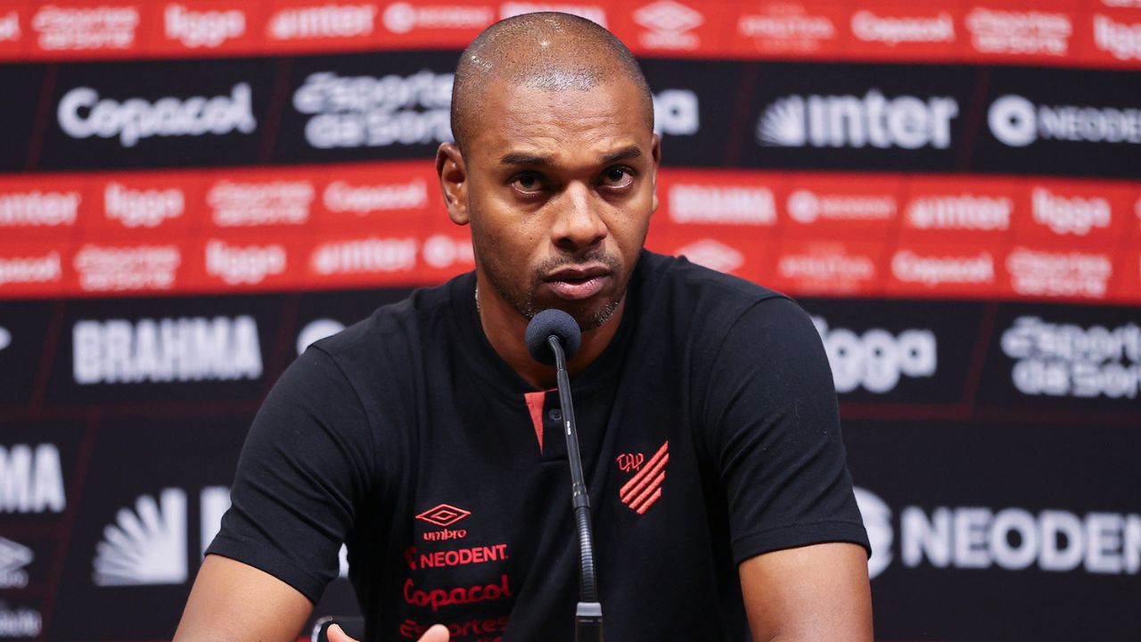 Fernandinho faz mistério sobre aposentadoria