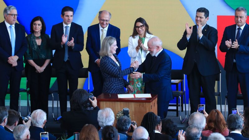 Gleisi Hoffmann e Alexandre Padilha tomam posse como ministros