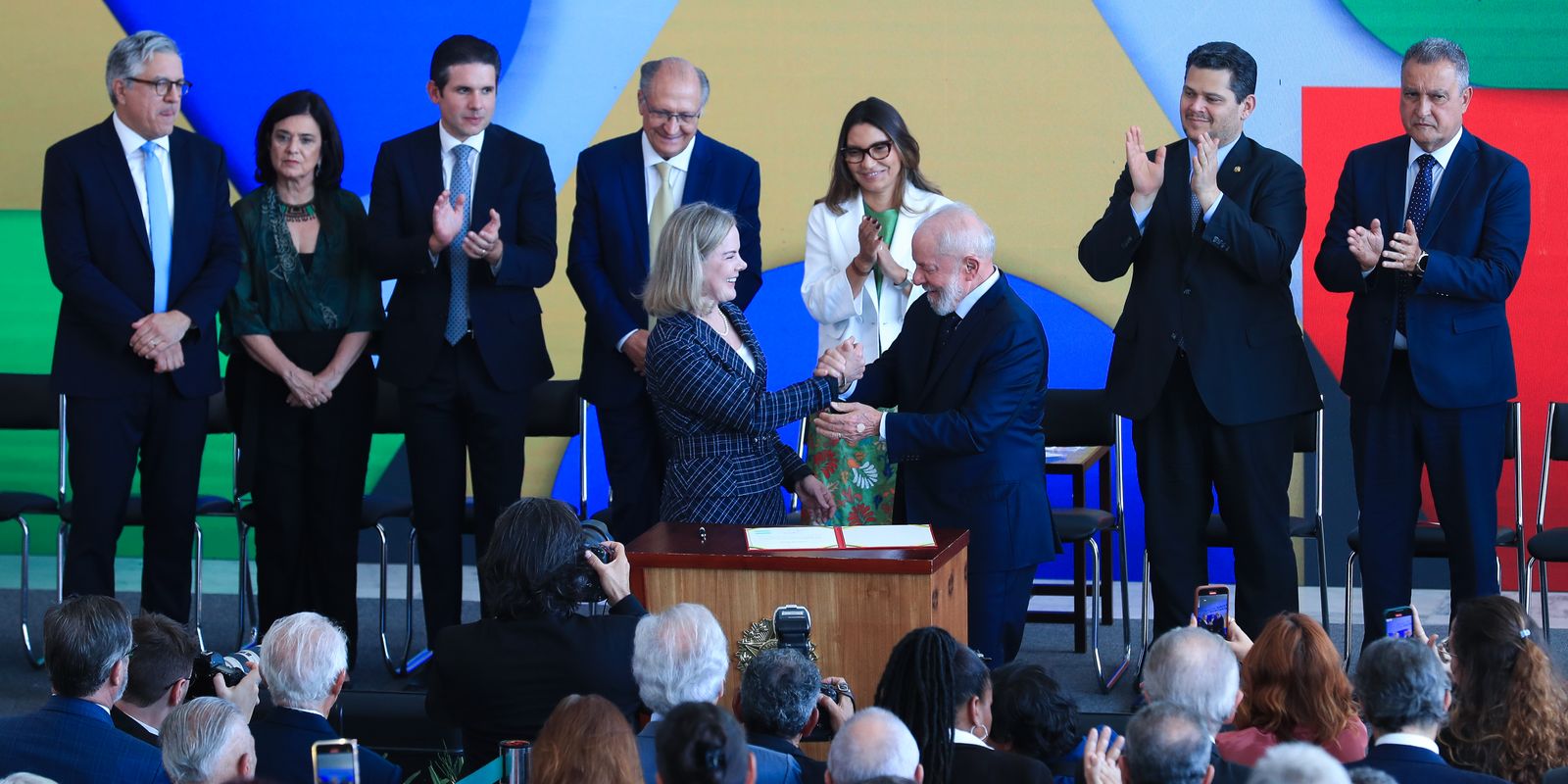 Gleisi Hoffmann e Alexandre Padilha tomam posse como ministros