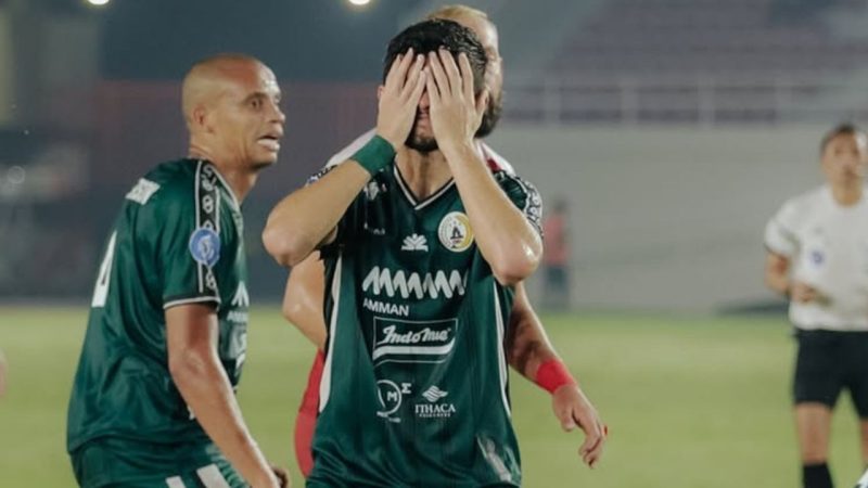 Ídolo do Athletico, Marcelo Cirino vive ostracismo na Indonésia