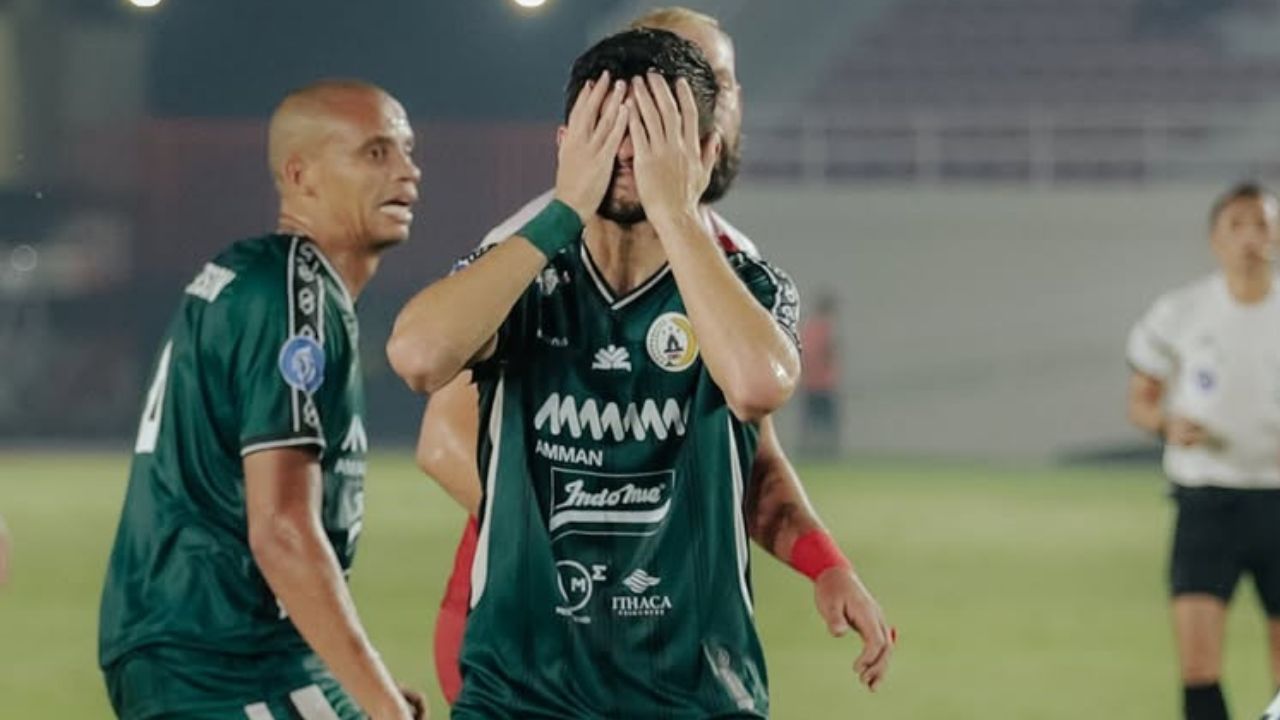 Ídolo do Athletico, Marcelo Cirino vive ostracismo na Indonésia