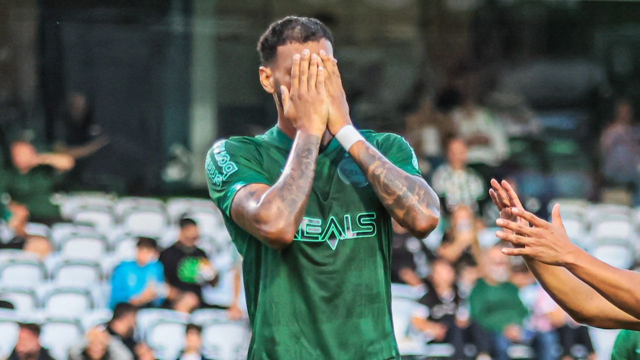 Júnior Brumado vive indefinição no Coritiba após perder espaço