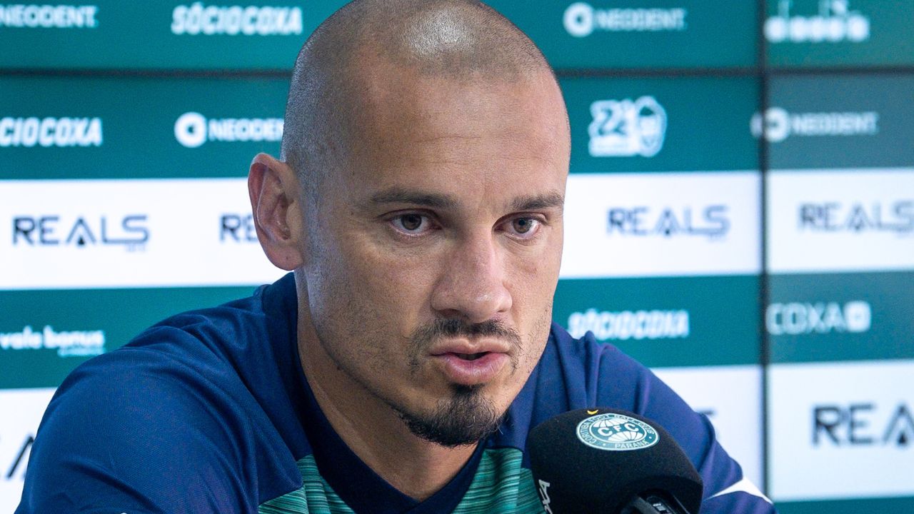 “Não podemos pagar por épocas passadas”, diz zagueiro
