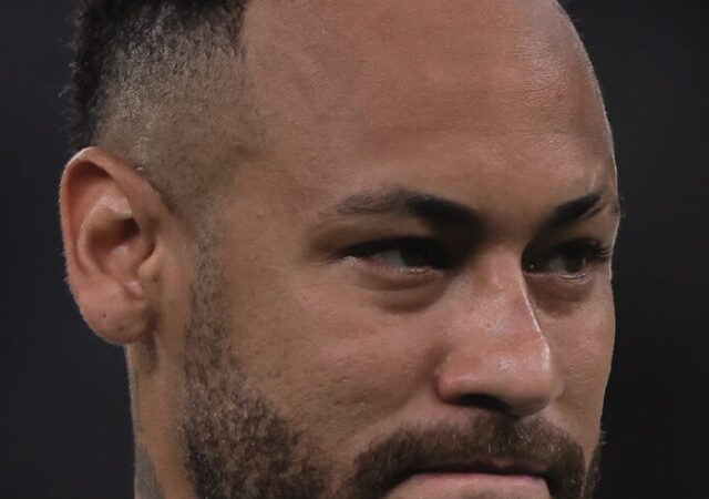 Neymar participa de jogo fora do Santos e gera polêmica