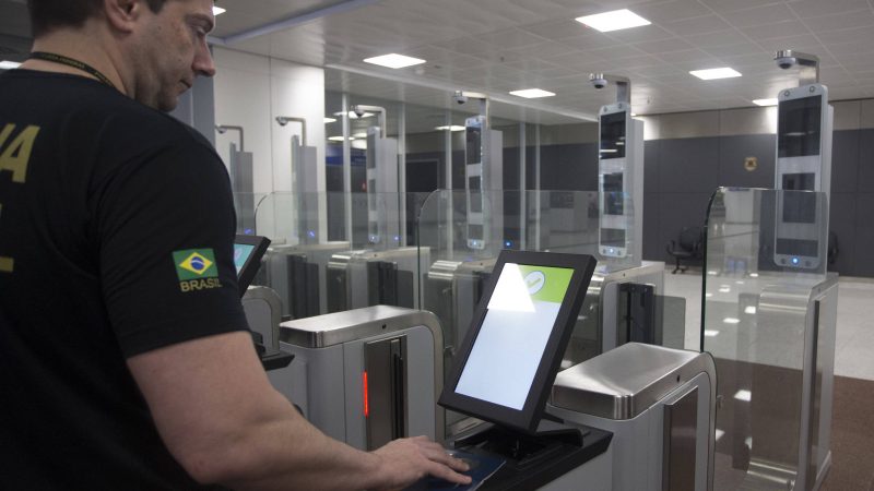 O medo diante do guichê do passaporte – 26/03/2025 – Zeca Camargo