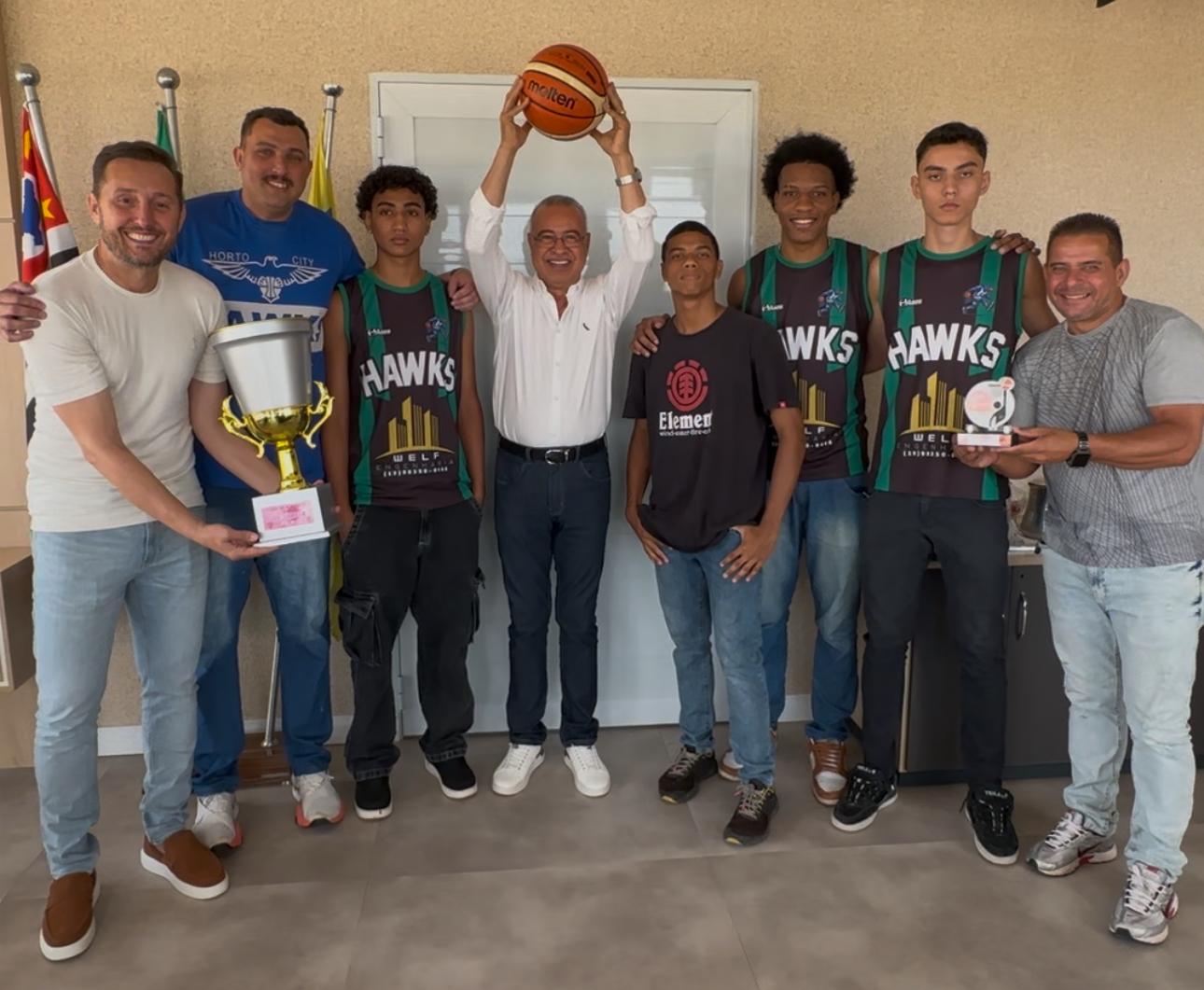 Prefeito Zezé Gomes recebe time sub-18 e sub-21 de basquete Horto City Hawks  – Jornal Aqui Paulínia