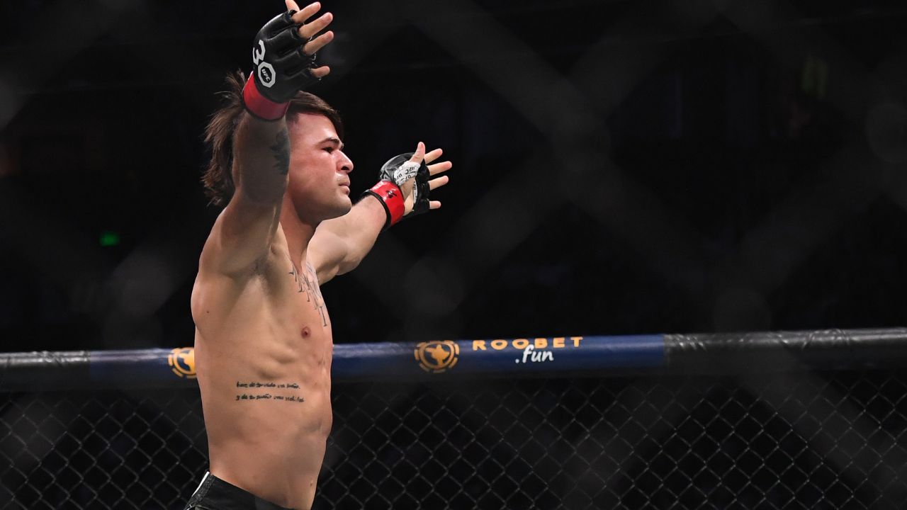 Quem é o brasileiro que vai disputar cinturão do UFC