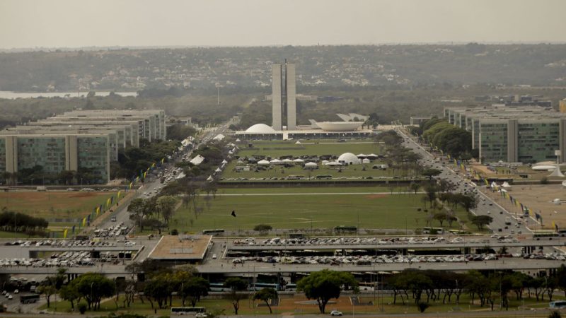 Reajuste de servidores federais será pago em maio, garante governo
