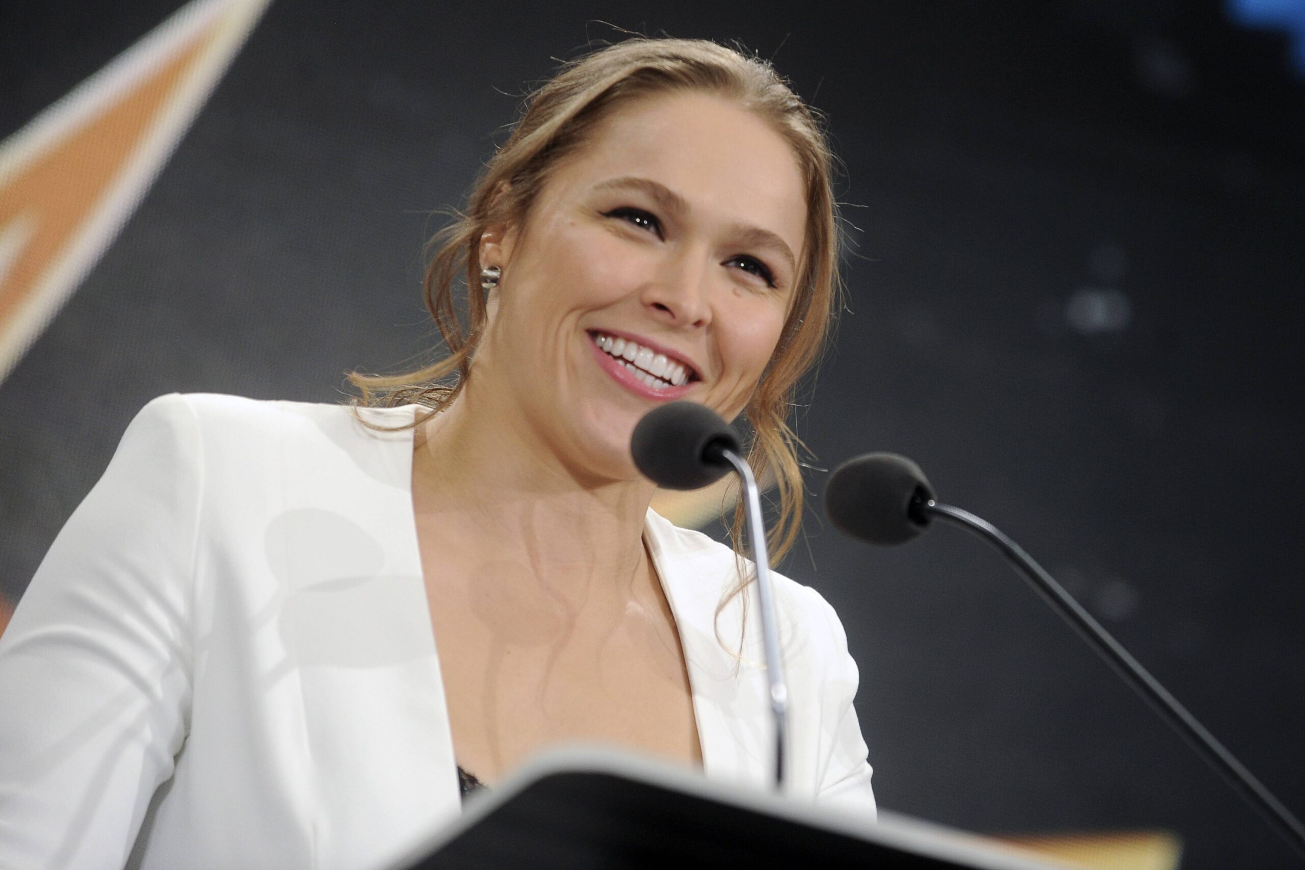 Ronda Rousey surpreende e aparece treinando após gravidez