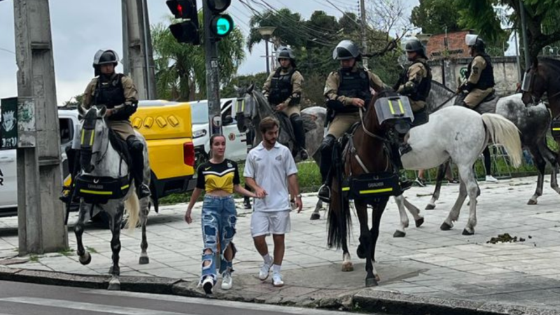 Sem noção do perigo, torcedores do Santos têm escolta inusitada