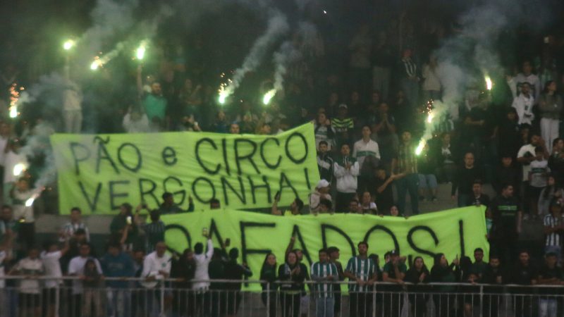 Torcida protesta em sede de empresa da Treecorp