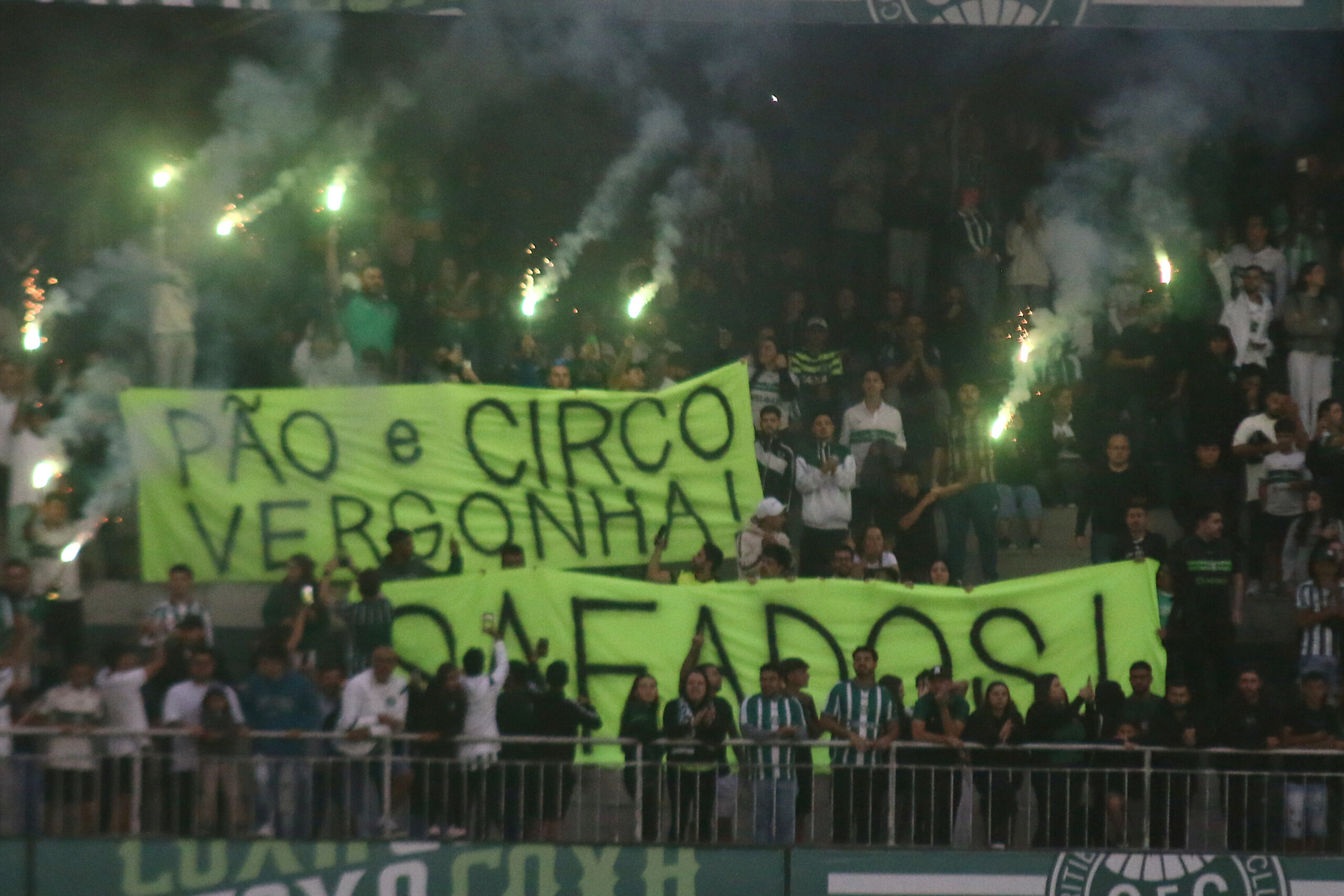 Torcida protesta em sede de empresa da Treecorp