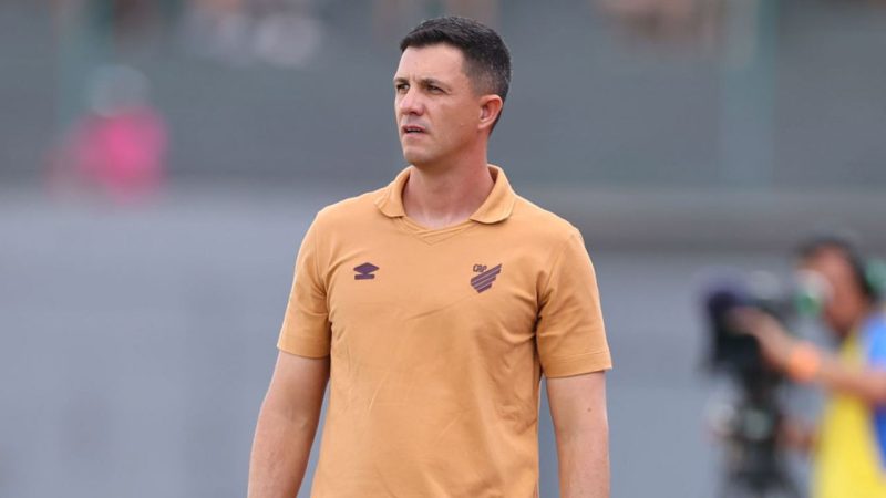 Treinador explica saída de Zapelli e treta com gringo