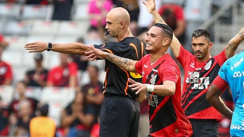 VAR corrige dois gols e torcida detona assistente