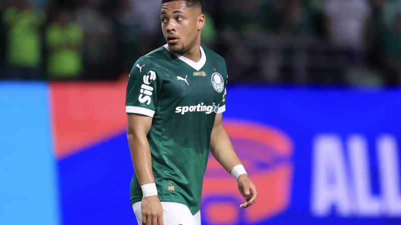 Vitor Roque estreia pelo Palmeiras e chega a marca histórica